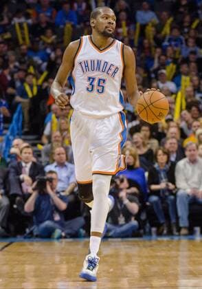 February 1, 2016 Oklahoma City Thunder Forward Kevin Durant (35) brings the ball up court versus Washington Wizards at the Chesapeake Energy Arena in Oklahoma City, Oklahoma (Torrey Purvey Icon Sportswire) NBA Basketball Herren USA FEB 01 Wizards at Thunder Icon15121301349 EDITORIAL USE ONLY