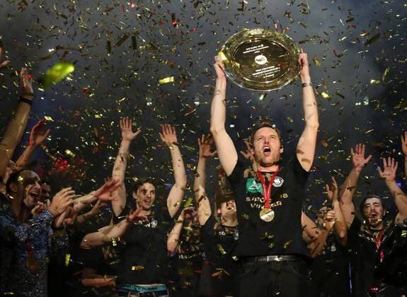 Trainer Dagur Sigurdsson mit Meisterschale, Mannschaft Empfang der Europameistermannschaft in der Berliner Max Schmeling Halle Handball EHF Europameisterschaft DHB Nationalmannschaft Herren Saison 2015 2016 01.02.2016 BRDeutschland