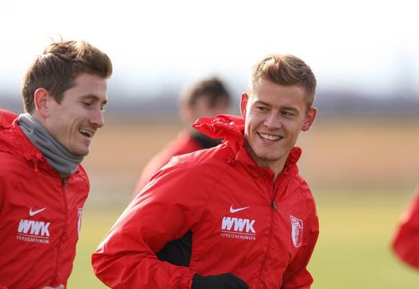 Neuzugang Alfred Finnbogason (FC Augsburg 27, re.) Warmlaufen mit Paul Verhaegh (FC Augsburg 2) FC Augsburg vs. Eintracht Frankfurt, 19. Spieltag, 30.01.2016 FC Augsburg, Training, Saison 2015 - 2016, 02.02.2016