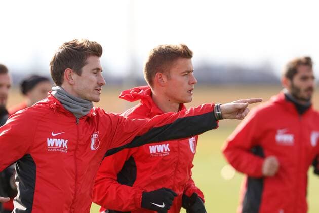 Paul Verhaegh (FC Augsburg 2) gibt Neuzugang Alfred Finnbogason (FC Augsburg 27) die Richtung vor, FC Augsburg vs. Eintracht Frankfurt, 19. Spieltag, 30.01.2016 FC Augsburg, Training, Saison 2015 - 2016, 02.02.2016