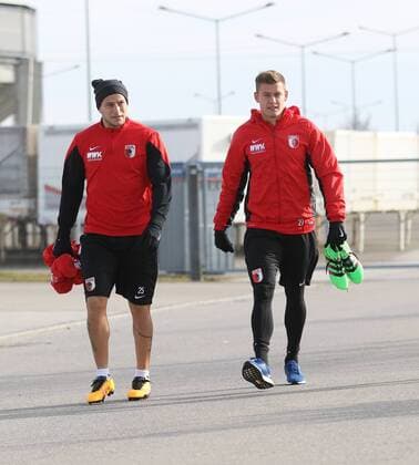 Neuzugang Alfred Finnbogason (FC Augsburg 27, re.) mit Raul Bobadilla (FC Augsburg 25) auf dem Weg zum Trainingsplatz, FC Augsburg vs. Eintracht Frankfurt, 19. Spieltag, 30.01.2016 FC Augsburg, Training, Saison 2015 - 2016, 02.02.2016