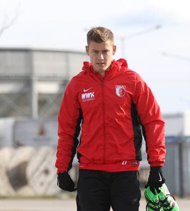 Neuzugang Alfred Finnbogason (FC Augsburg 27, re.) auf dem Weg zum Trainingsplatz, FC Augsburg vs. Eintracht Frankfurt, 19. Spieltag, 30.01.2016 FC Augsburg, Training, Saison 2015 - 2016, 02.02.2016