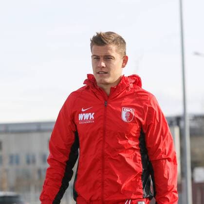 Neuzugang Alfred Finnbogason (FC Augsburg 27, re.) auf dem Weg zum Trainingsplatz, FC Augsburg vs. Eintracht Frankfurt, 19. Spieltag, 30.01.2016 FC Augsburg, Training, Saison 2015 - 2016, 02.02.2016