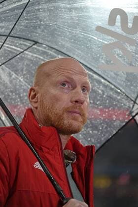 31.01.2016, Fussball 1.Bundesliga 2015 2016, 19.Spieltag, FC Bayern München - TSG 1899 Hoffenheim, in der Allianz-Arena München. Vorstand Matthias Sammer (FC Bayern München) gut beschirmt beim Regenwetter in München. 