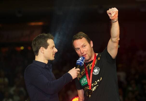 Handball Berlin 01.02.2016 Europameisterschaft der Herren Feier der Mannschaft mit den Fans in der Berliner Max Schmeling Halle Alexander Bommes Dagur Sigurdsson (Deutschland, Trainer)