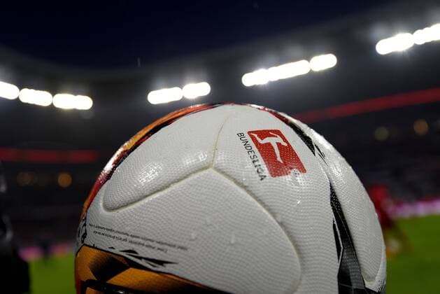 31.01.2016, Fussball 1.Bundesliga 2015 2016, 19.Spieltag, FC Bayern München - TSG 1899 Hoffenheim, in der Allianz-Arena München. Der Spielball im Flutlicht. 