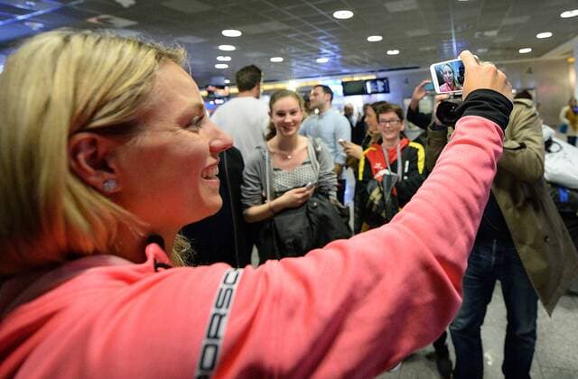 01.02.2016, xjhx, Tennis, Angelique Kerber ankunft am Frankfurter Flughafen, emspor, beim Selfieinterview mit dem Frühstücksfernsehen