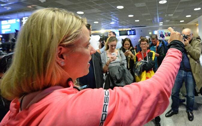 01.02.2016, xjhx, Tennis, Angelique Kerber ankunft am Frankfurter Flughafen, emspor, beim Selfieinterview mit dem Frühstücksfernsehen