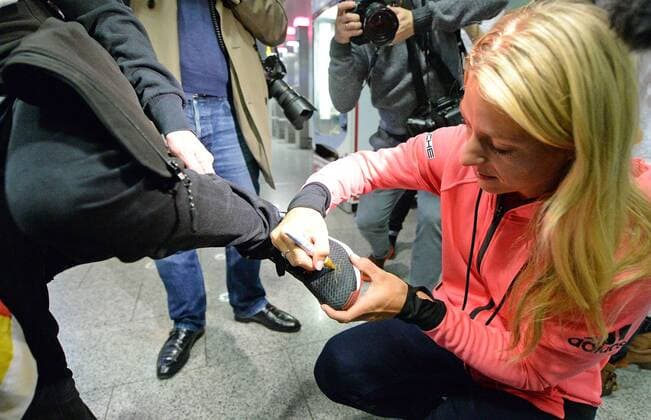 01.02.2016, xjhx, Tennis, Angelique Kerber ankunft am Frankfurter Flughafen, emspor, signiert einen Schuh