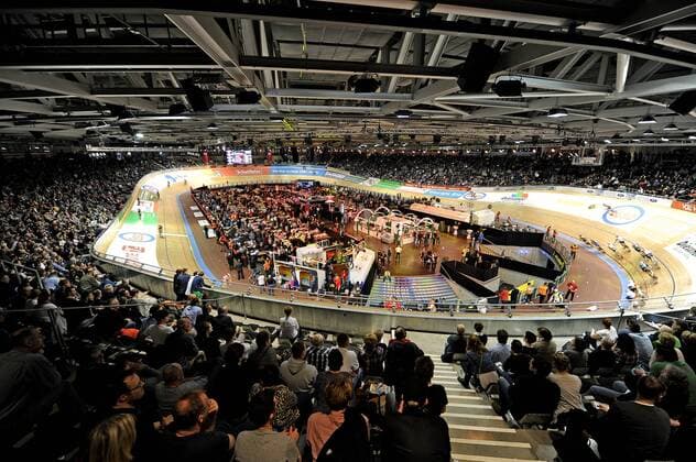 Zuschauer und Veranstaltung im Berliner Velodrom - Querformat - quer - horizontal - Event Veranstaltung: 105. Berliner Sechstagerennen - Location Ort: Berlin - germany - Deutschland - Europe - Europa - Date Datum: 02.02.2016
