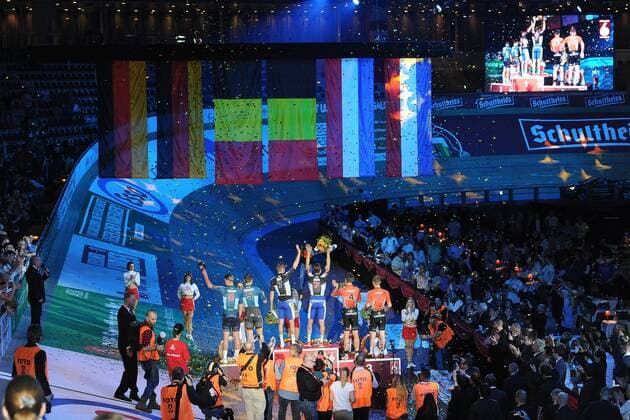 Nach 6 Tagen endet das Berliner Sechstagerennen mit dem Sieg der Belgier Moreno De Pauw und Kenneý De Ketele - Zuschauer und Veranstaltung im Berliner Velodrom - Siegerehrung - Ehrung - Auszeichnung - Zeremonie - Zelebrierung - Ceremony - Jubel - Freude - Emotionen - Mimik - Gestik - Querformat - quer - horizontal - Event Veranstaltung: 105. Berliner Sechstagerennen - Location Ort: Berlin - germany - Deutschland - Europe - Europa - Date Datum: 02.02.2016