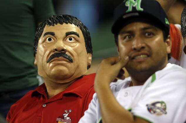 Baseball, Mexiko, Fan mit Puppe des Drogenbosses Joaquin El Chapo Guzman auf der Tribüne A Mexico s Venados de Mazatlan supporter disguised as druglord El Chapo celebrates the team victory before Cuba s Ciegos de Avila during the Serie del Caribe 2016 match at Quisqueya stadium in Santo Domingo, Dominican Republic, 02 February 2016. EFE Orlando Barria VENADOS DE MAZATLAN VS CIEGO DE AVILA !ACHTUNG: NUR REDAKTIONELLE NUTZUNG!  STO18 20160203-635900577791125590