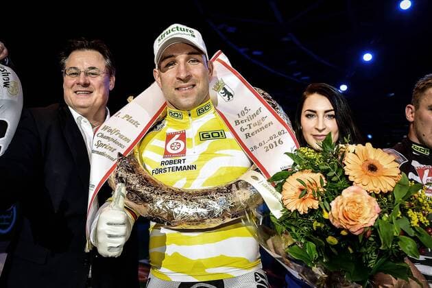 Der Unbesiegbare unter den Sprintern - Robert FOERSTEMANN (GER) gewinnt die Gesamtwertung der Sprinter und laesst sich von den Hostessen feiern - Aktion - Rennszene - Querformat - quer - horizontal - Event Veranstaltung: 105. Berliner Sechstagerennen - Location Ort: Berlin - germany - Deutschland - Europe - Europa - Date Datum: 02.02.2016