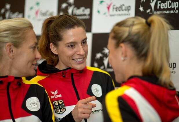 Andrea PETKOVIC (li) spricht zu Angelique KERBER (alleGER) li: Teamchefin Barbara RITTNER (GER) Tennis Fed Cup 2016, Deutschland - Schweiz, Eroeffnungspressekonferenz in Leipzig, Deutschland am 03.02.2016,
