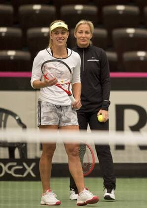 Angelique KERBER und Teamchefin Barbara RITTNER (vl GER) Tennis Fed Cup 2016, Deutschland - Schweiz, Training des deutschen Teams in Leipzig, Deutschland am 03.02.2016,