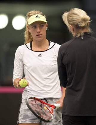 Angelique KERBER und Teamchefin Barbara RITTNER (vl GER) Tennis Fed Cup 2016, Deutschland - Schweiz, Training des deutschen Teams in Leipzig, Deutschland am 03.02.2016,