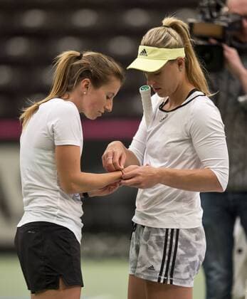 Angelique KERBER hilft Annika BECK (li) bei einem Armband. Tennis Fed Cup 2016, Deutschland - Schweiz, Training des deutschen Teams in Leipzig, Deutschland am 03.02.2016,