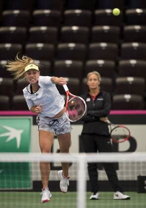 Angelique KERBER beim Aufschlag. Hinten: Teamchefin Barbara RITTNER (GER) Tennis Fed Cup 2016, Deutschland - Schweiz, Training des deutschen Teams in Leipzig, Deutschland am 03.02.2016,