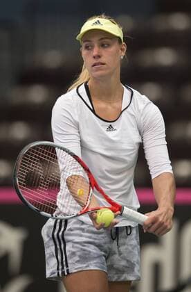 Angelique KERBER beim Aufschlag. Tennis Fed Cup 2016, Deutschland - Schweiz, Training des deutschen Teams in Leipzig, Deutschland am 03.02.2016,