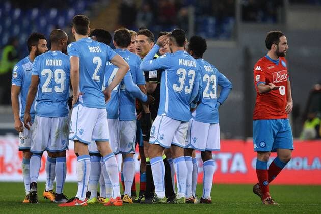 L arbitro Massimiliano Irrati sospende temporaneamente la partita per cori razzisti dei tifosi della LAzio. Referee suspends temporarily the match for racist slogans Football ITA Serie A 2015 2016 Lazio Rom - SSC Napoli andreaxstaccioli