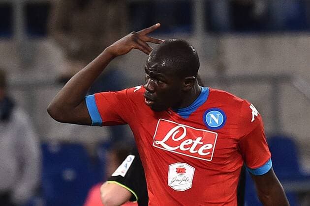Fußball, Spielunterbrechung nach rassistischen Beleidigungen durch Fans von Lazio Rom Kalidou Koulibaly Napoli risponde ai tifosi della Lazio che lo fischiano. Football ITA Serie A 2015 2016 Lazio Rom - SSC Napoli AntoxBaldassarre