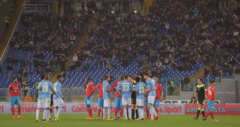 Fußball, Spielunterbrechung nach rassistischen Beleidigungen durch Fans von Lazio Rom IPP20160204 Football - soccer: Serie A, Lazio Rom - SSC Neapel xHOCHxZWEIx xItalyxPhotoxPressx 