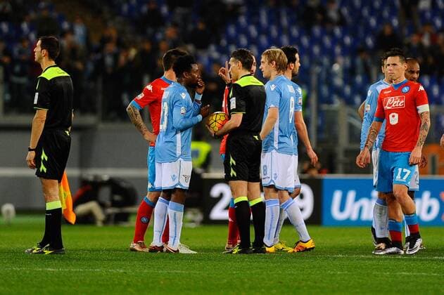 Fußball, Spielunterbrechung nach rassistischen Beleidigungen durch Fans von Lazio Rom IPP20160203 Football - soccer: Serie A, Lazio Rom - SSC Neapel, Schiedsrichter Massimiliano Irrati xHOCHxZWEIx xItalyxPhotoxPressx 