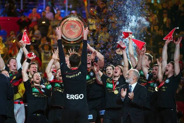 Handball Krakau 31.01.2016 Europameisterschaft der Herren Finale Deutschland (GER) - Spanien (ESP) Deutschland ist Europameister Jubel EHF Präsident Jean Brihault überreicht Carsten Lichtlein (Deutschland, TW, No.16) den Pokal