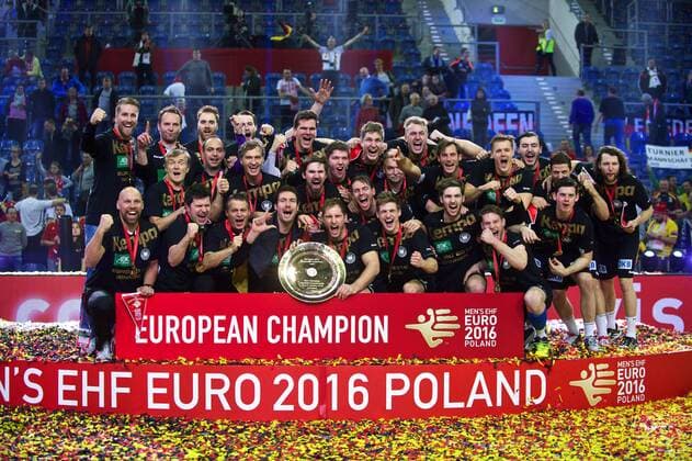 Handball Krakau 31.01.2016 Europameisterschaft der Herren Finale Deutschland (GER) - Spanien (ESP) Deutschland ist Europameister Jubel Oliver Roggisch Physiotherapeut Peter Gräschus Axel Kromer (Deutschland, Assistenztrainer Co-Trainer) Alexander Haase (Deutschland, Co-Trainer, Assistenztrainer) Dagur Sigurdsson (Deutschland, Trainer) Johannes Sellin (Deutschland, No.05) Finn Lemke (Deutschland, No.06) Tobias Reichmann (Deutschland, No.09) Fabian Wiede (Deutschland, No.10) Silvio Heinevetter (Deutschland, TW, No.12) Hendrik Pekeler (Deutschland, No.13) Carsten Lichtlein (Deutschland, TW, No.16) Steffen Weinhold (Deutschland, No.17) Martin Strobel (Deutschland, No.19) Erik Schmidt (Deutschland, No.21) Steffen Fäth (Deutschland, No.23) Kai Häfner (Deutschland, No.25) Andreas Wolff (Deutschland, TW, No.33) Rune Dahmke (Deutschland, No.34) Julius Kühn (Deutschland, No.35) Simon Ernst (Deutschland, No.40) Niclas Pieczkowski (Deutschland, No.43) Christian Dissinger (Deutschland, No.47) Jannik Kohlbacher (Deutschland, No.48) Uwe Gensheimer Bob Hanning Prof. Dr. Kurt Steuer Reinhold Roth Volker Schurr