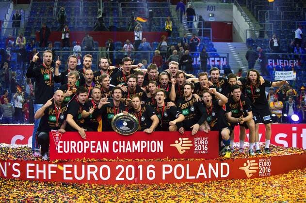 Handball Krakau 31.01.2016 Europameisterschaft der Herren Finale Deutschland (GER) - Spanien (ESP) Deutschland ist Europameister Jubel Oliver Roggisch Physiotherapeut Peter Gräschus Axel Kromer (Deutschland, Assistenztrainer Co-Trainer) Alexander Haase (Deutschland, Co-Trainer, Assistenztrainer) Dagur Sigurdsson (Deutschland, Trainer) Johannes Sellin (Deutschland, No.05) Finn Lemke (Deutschland, No.06) Tobias Reichmann (Deutschland, No.09) Fabian Wiede (Deutschland, No.10) Silvio Heinevetter (Deutschland, TW, No.12) Hendrik Pekeler (Deutschland, No.13) Carsten Lichtlein (Deutschland, TW, No.16) Steffen Weinhold (Deutschland, No.17) Martin Strobel (Deutschland, No.19) Erik Schmidt (Deutschland, No.21) Steffen Fäth (Deutschland, No.23) Kai Häfner (Deutschland, No.25) Andreas Wolff (Deutschland, TW, No.33) Rune Dahmke (Deutschland, No.34) Julius Kühn (Deutschland, No.35) Simon Ernst (Deutschland, No.40) Niclas Pieczkowski (Deutschland, No.43) Christian Dissinger (Deutschland, No.47) Jannik Kohlbacher (Deutschland, No.48) Uwe Gensheimer Bob Hanning Prof. Dr. Kurt Steuer Reinhold Roth Volker Schurr
