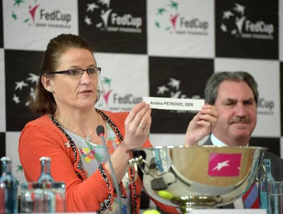 Leipzig Oberschiedsrichterin Clare Wood haelt einen Zettel mit Andrea Petkovic (GER) in die Luft bei der Auslosung der Paarungen der Fed Cup Spiele in Leipzig zwischen Tennis Porsche Team Deutschland und Securitas Team Schweiz in Leipzig 05.02.2016 Copyright: Modlax Eibner-Pressefoto EP_cma