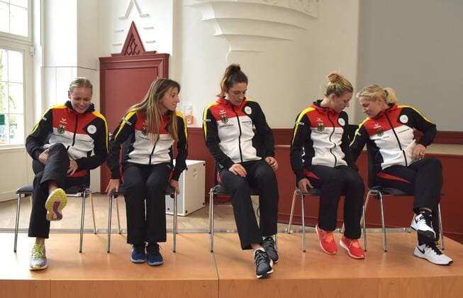 Leipzig Das deutsche Team - Anna-Lena Grönefeld Groenefeld (GER), Annika Beck (GER), Andrea Petkovic (GER), Angelique Kerber (GER), Fed-Cup GER Teamchefin Barbara Rittner (l-r) bei der Auslosung der Paarungen der Fed Cup Spiele in Leipzig zwischen Tennis Porsche Team Deutschland und Securitas Team Schweiz in Leipzig 05.02.2016 Copyright: Modlax Eibner-Pressefoto EP_cma