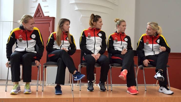 Leipzig Das deutsche Team - Anna-Lena Grönefeld Groenefeld (GER), Annika Beck (GER), Andrea Petkovic (GER), Angelique Kerber (GER), Fed-Cup GER Teamchefin Barbara Rittner (l-r) bei der Auslosung der Paarungen der Fed Cup Spiele in Leipzig zwischen Tennis Porsche Team Deutschland und Securitas Team Schweiz in Leipzig 05.02.2016 Copyright: Modlax Eibner-Pressefoto EP_cma