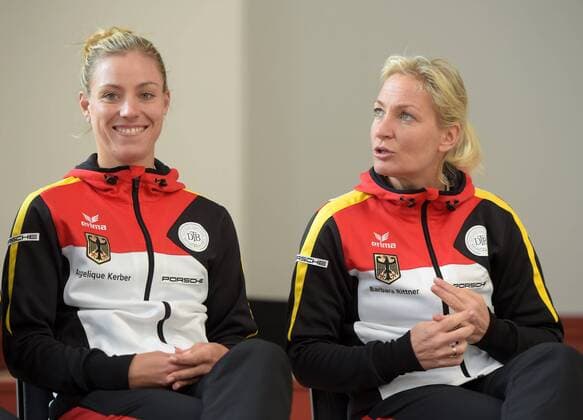 Leipzig Angelique Kerber (GER) und Fed-Cup GER Teamchefin Barbara Rittner bei der Auslosung der Paarungen der Fed Cup Spiele in Leipzig zwischen Tennis Porsche Team Deutschland und Securitas Team Schweiz in Leipzig 05.02.2016 Copyright: Modlax Eibner-Pressefoto EP_cma