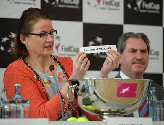 Leipzig Oberschiedsrichterin Clare Wood haelt einen Zettel mit Angelique Kerber in die Luft bei der Auslosung der Paarungen der Fed Cup Spiele in Leipzig zwischen Tennis Porsche Team Deutschland und Securitas Team Schweiz in Leipzig 05.02.2016 Copyright: Modlax Eibner-Pressefoto EP_cma