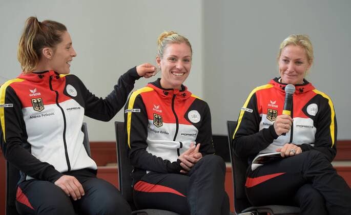 Leipzig Andrea Petkovic (GER), Angelique Kerber (GER), Fed-Cup GER Teamchefin Barbara Rittner bei der Auslosung der Paarungen der Fed Cup Spiele in Leipzig zwischen Tennis Porsche Team Deutschland und Securitas Team Schweiz in Leipzig 05.02.2016 Copyright: Modlax Eibner-Pressefoto EP_cma