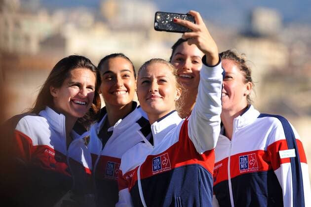 Bilder des Tages - SPORT Kristina Mladenovic (FRA) Caroline Garcia (FRA) Pauline Parmentier (FRA) Oceane Dodin (FRA) Amelie Mauresmo (FRA) TENNIS : Fed Cup - FRA vs ITA - 05 02 16 TennisMagazine Panoramic 