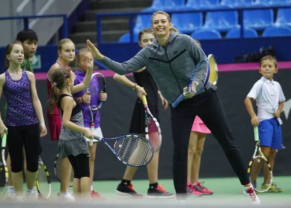 Bilder des Tages - SPORT Fed cup 2016 RUS-NED. Sharapova held a master class for young tennis players.