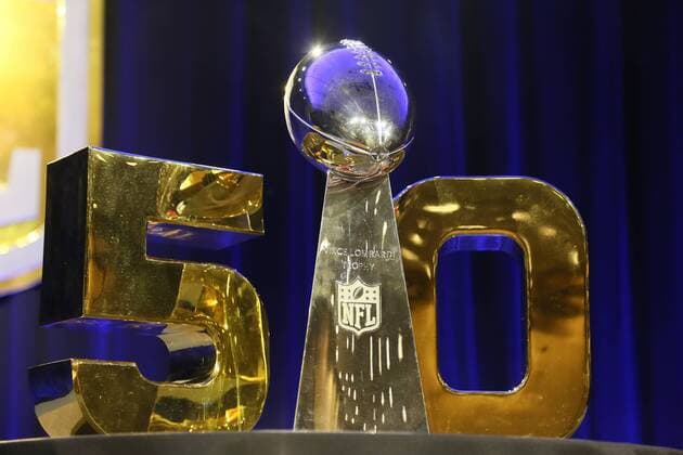 Vince Lombardi Trophy für den Sieger von Super Bowl 50 - Super Bowl 50 NFL American Football Herren USA Commissioner Pressekonferenz, Moscone Center San Francisco