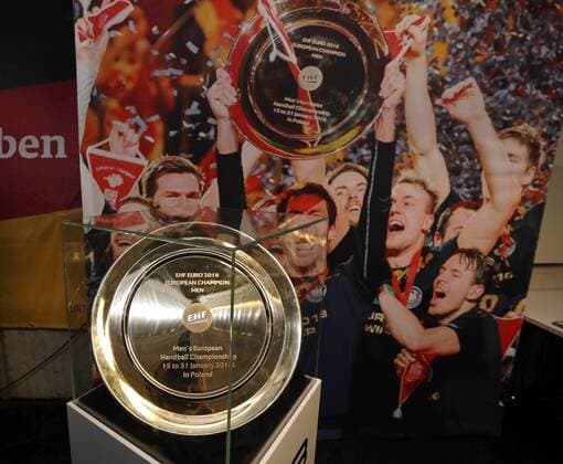 05.02.2016 - Handball - DKB Handball Bundesliga - All Star Day Nürnberg - Rahmenprogramm - DaMa - EM-Schale 2016 - Gewinner-Schale Europameisterschaft 2016
