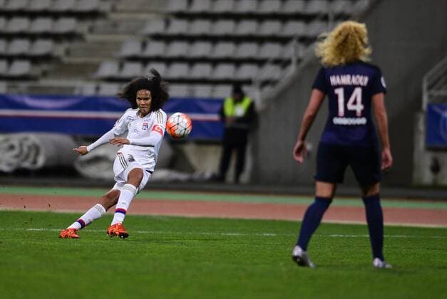 Wendie Renard ( Lyon ) - Kheira Hamraoui ( PSG ) FOOTBALL : Paris Saint Germain vs Olympique Lyonnais - Championnat Feminin D1 - Paris - 05 02 2016 FedericoPestellini Panoramic 