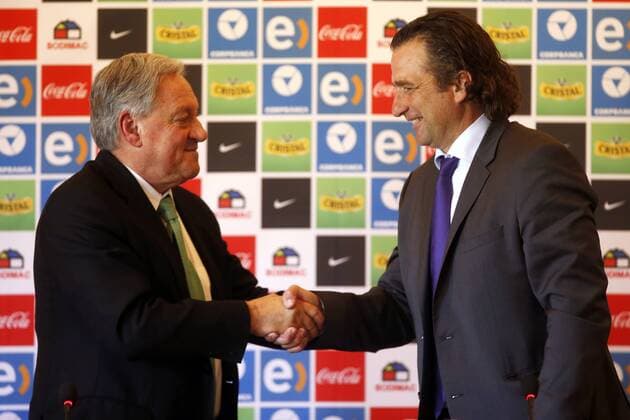 Argentinian Juan Antonio Pizzi (R) is presented as new coach of the national chilean team with president of the National Soccer Federation Artuto Salah (L) in Santiago, Chile, 05 February 2016. Pizzi is the successor of his compatriot Jorge Sampaoli. CHILE NATIONAL SOCCER TEAM NEW COACH !ACHTUNG: NUR REDAKTIONELLE NUTZUNG!  CH01 69140654st