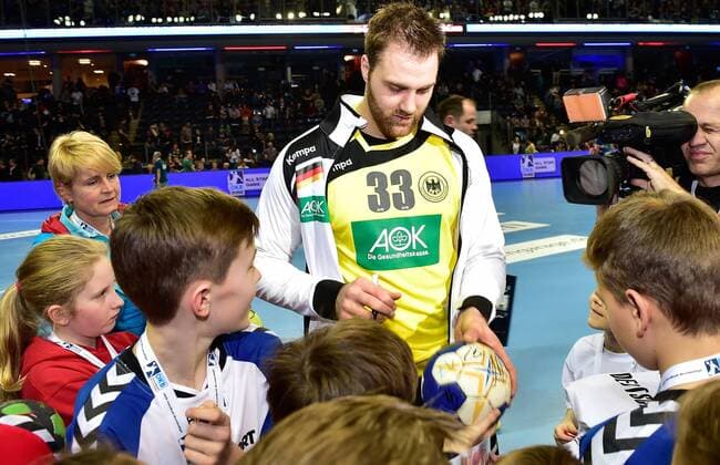 05.02.2016 - Handball - DKB Handball Bundesliga - All Star Day Nürnberg - All Star Game : Nationalmannschaft Nationalteam Deutschland - All Star Team 2016 - DaMa - Andreas Wolff ( Deutschland ) gibt Autogramm Autogramme
