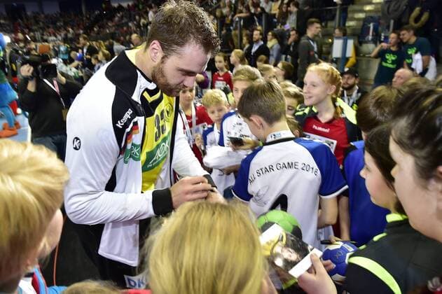 Handball, All Star Game in Nürnberg, Deutschland - Bundesliga All Stars 05.02.2016 - Handball - DKB Handball Bundesliga - All Star Day Nürnberg - All Star Game : Nationalmannschaft Nationalteam Deutschland - All Star Team 2016 - DaMa - Andreas Wolff ( Deutschland ) gibt Autogramm Autogramme