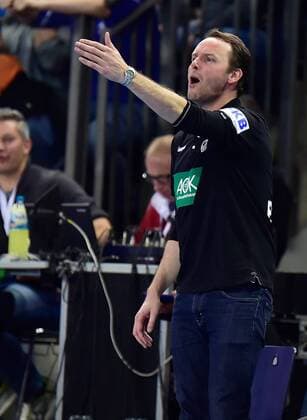 Handball, All Star Game in Nürnberg, Deutschland - Bundesliga All Stars 05.02.2016 - Handball - DKB Handball Bundesliga - All Star Day Nürnberg - All Star Game : Nationalmannschaft Nationalteam Deutschland - All Star Team 2016 - DaMa - Dagur Sigurdsson ( Trainer Deutschland ) gestikuliert Geste