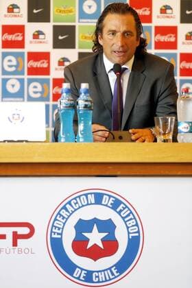 Bilder des Tages - SPORT Argentinian Juan Antonio Pizzi is presented as new coach of the national chilean soccer team in Santiago, Chile, 05 February 2016. Pizzi is the successor of his compatriot Jorge Sampaoli. EFE Sebastian Silva CHILE NATIONAL SOCCER TEAM NEW COACH  - ZUMA