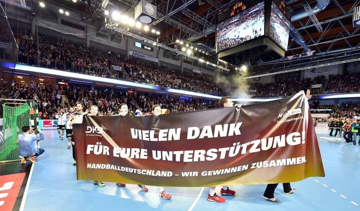 05.02.2016 - Handball - DKB Handball Bundesliga - All Star Day Nürnberg - All Star Game : Nationalmannschaft Nationalteam Deutschland - All Star Team 2016 - DaMa - Mannschaft Team bedankt sich mit Spruchband bei Fans nach Spielende