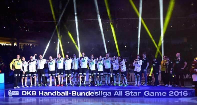 05.02.2016 - Handball - DKB Handball Bundesliga - All Star Day Nürnberg - All Star Game : Nationalmannschaft Nationalteam Deutschland - All Star Team 2016 - DaMa - Mannschaft Team Deutschland auf Podium nach Spielende