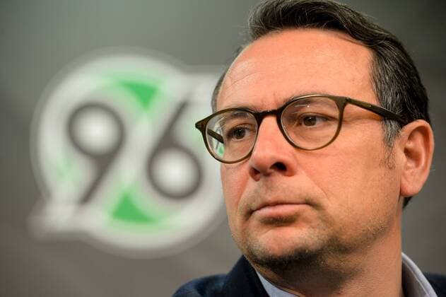 Der Geschaeftsfuehrer von Hannover 96, Martin Bader, bei einer Pressekonferenz in der HDI-Arena am 02.02.16.