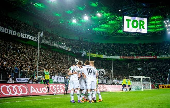 Themen der Woche - Sport Bilder des Tages - SPORT 5. Februar 2016: Moenchengladbach, Borussia-Park: Fussball 1. Bundesliga: Borussia Moenchengladbach - SV Werder Bremen: Moenchengladbachs Spieler - Torjubel vor der Nordkurve.